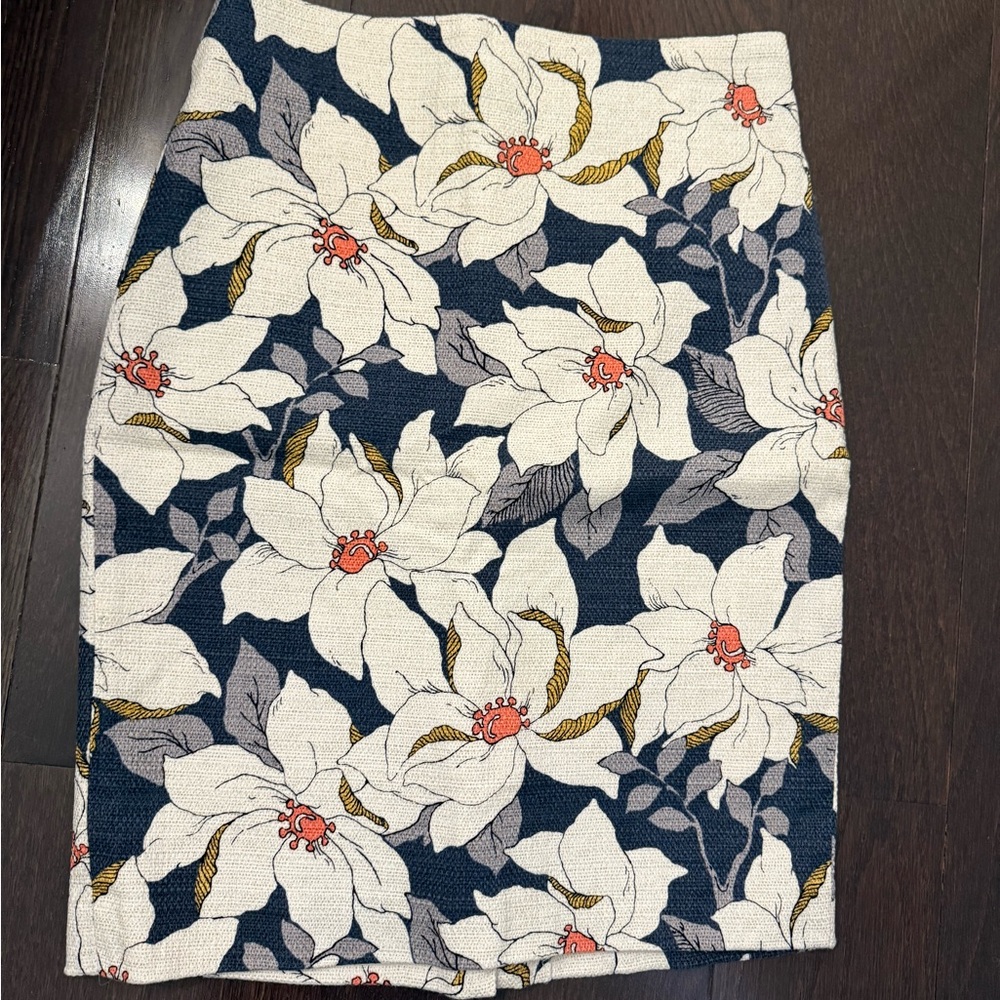 Ann Taylor Navy Pencil skirt with White Floral Print size 0 petite